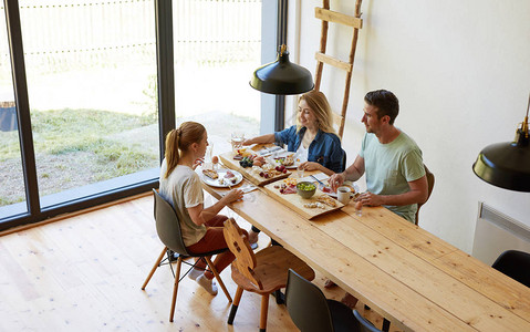 在家和朋友一起吃早餐图片