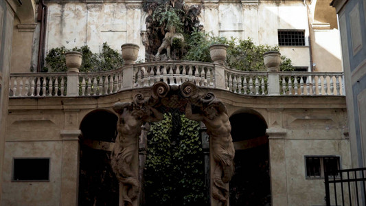 有古建筑雕塑的拱门行动由雕像构成的拱门通向花园带有拱形通道的图片