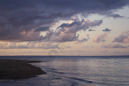夏天晚上海边的紫蓝色日背景图片
