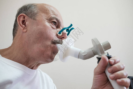西班牙裔高级男子通过肺活量法测试呼吸功能肺部疾病呼图片
