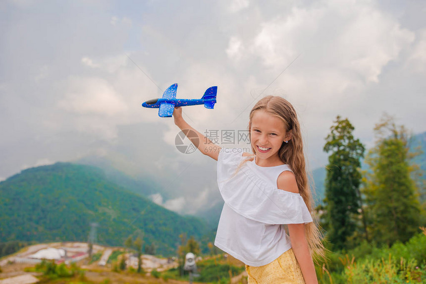 山上暑假时带小飞机玩具图片