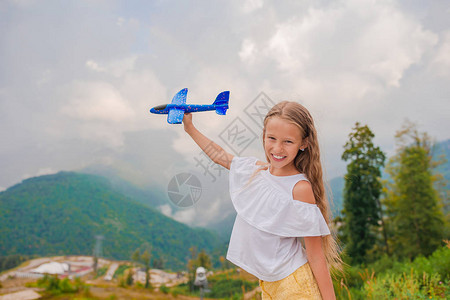 山上暑假时带小飞机玩具图片