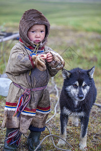 苔原最北极部亚马尔涅茨人牧场度假儿童在驯鹿牧场附近玩耍的Tu图片