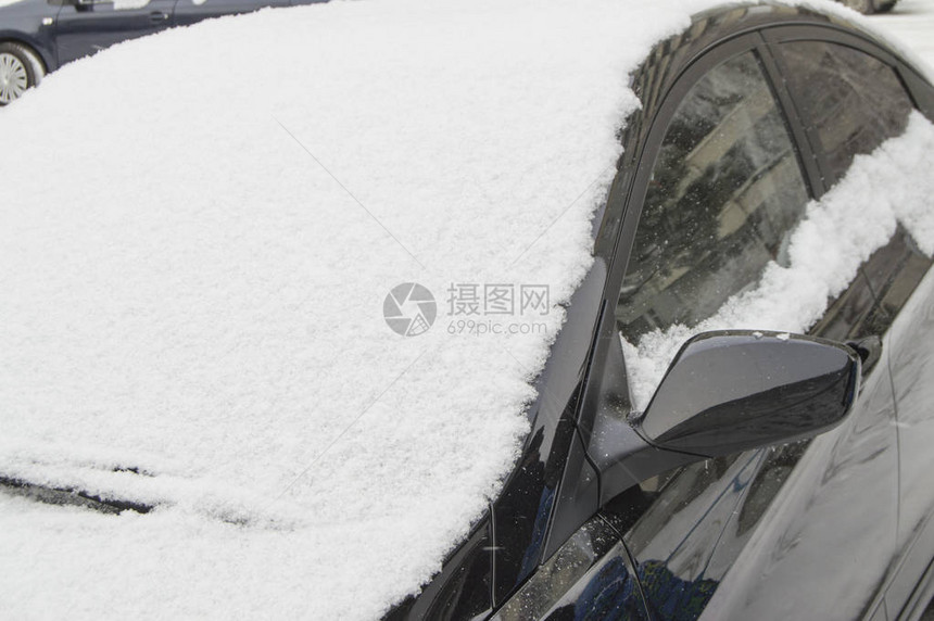 车的挡风玻璃被雪扫过冬图片