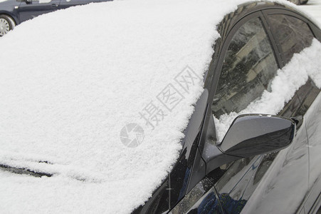 车的挡风玻璃被雪扫过冬高清图片