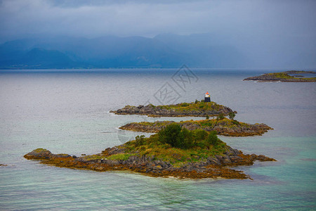 挪威夏季日海山丘灯图片
