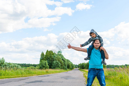 父亲和儿子在一图片