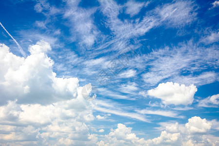 风景是在美丽的蓝天和白色蓬松的云彩上图片