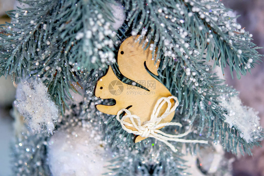 圣诞树玩具装饰品和白雪覆盖的圣诞树枝特写与降雪飘落的雪花斑点白色冬季图片