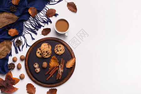咖啡杯女蓝色围巾和白色背景的饼干图片