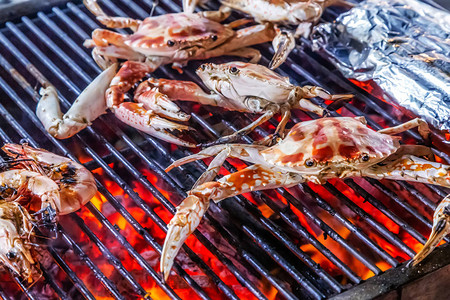 螃蟹烹饪烧烤火烧烤特写蓝蟹图片