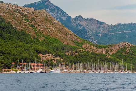 豪华航行船游艇停泊在土耳其山底海面的渔船图片