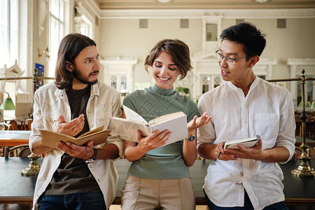 一群年轻的跨国学生在大学图书馆愉快地图片