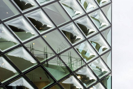 双曲线凸玻璃窗的特写视图透明玻璃幕墙系统玻璃面板图片