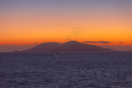 美丽的夕阳橙色天空有爱琴海岛图片