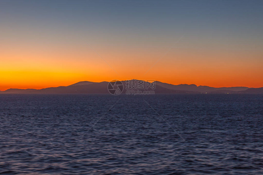 美丽的夕阳橙色天空有爱琴海岛图片