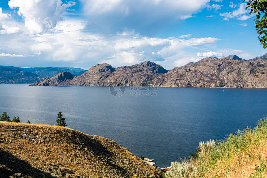 不列颠哥伦比亚省湖泊和岩山的美丽下午概览图片