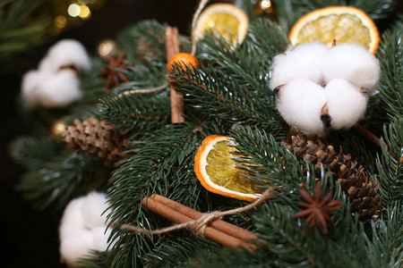 人造圣诞树棉球锥体橙片和肉桂棒圣诞装饰图片