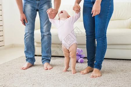 婴儿幼教育的最初步骤是学习走在阳光明媚图片