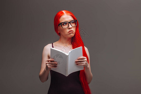 红色长发红头发女孩戴眼镜白书印图片