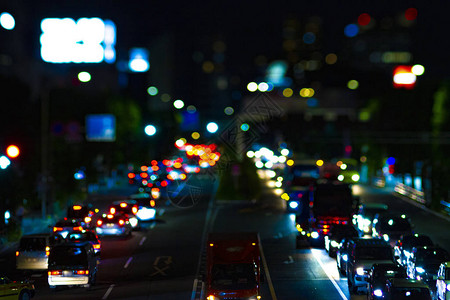 市中心的夜市街道图片