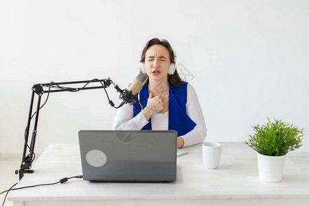 电台主持人概念作为电台主持人的女坐在工作室的白色背景图片