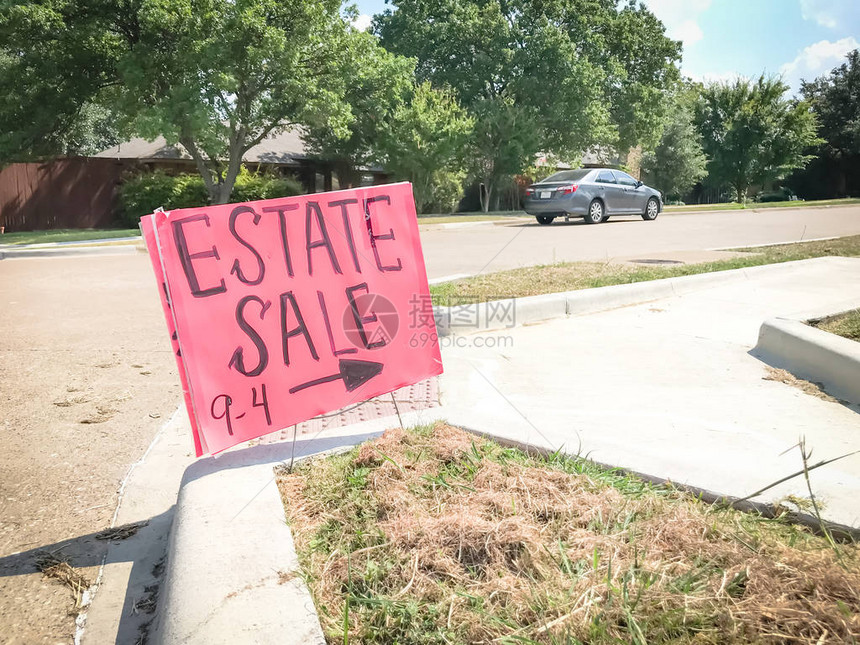 美国德克萨斯州达拉斯附近郊区的房地产销售标志当地车道附近人行道上的图片