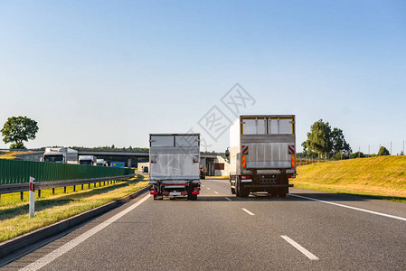 高速公路上的货运卡车安图片