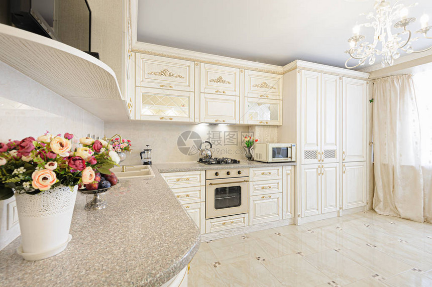 豪华的现代米色和奶油色厨房以图片