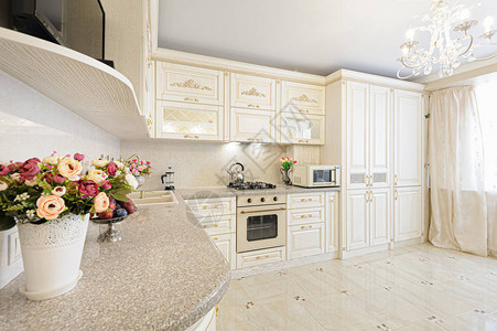 豪华的现代米色和奶油色厨房以图片