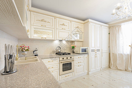 豪华的现代米色和奶油色厨房以背景图片