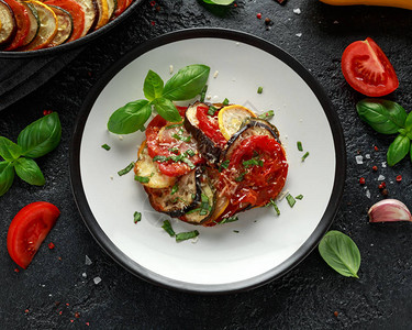 Ratatouille蔬菜炖西葫芦茄子西红柿大蒜洋葱和罗勒传图片