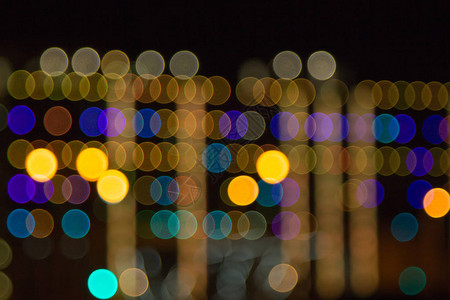 夜里大城市的模糊灯光图片
