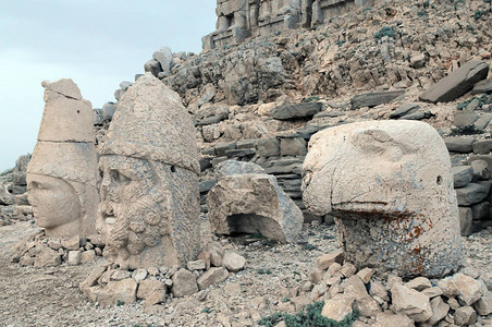 古坟尼姆鲁特山是土耳其东南部的一座2背景