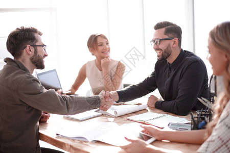 商业伙伴在一次商业会议上握手微笑着图片
