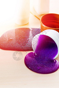 自己制作粘液在家制作明亮闪发光的粘液的成分紫色粘液从塑料容器中图片