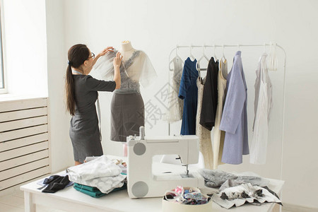 裁缝时装设计师裁缝和人的概念设计师穿着时尚的服装测量人体图片