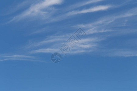 蓝天白很亮工作概念中设计背景的白云图片
