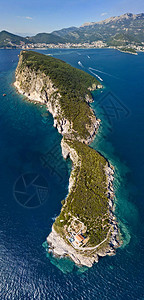 黑山的鸟瞰图锯齿状的海岸与陡峭的悬崖俯瞰着透明的大海野生自然和地中海图片