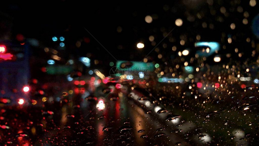 在雨天暴风雨中驾车城市里发生交通事故校对图片