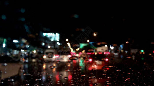 在雨天暴风雨中驾车城市里发生交通事故校对图片