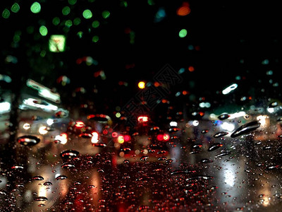 在雨天暴风雨中驾车城市里发生交通事故校对图片