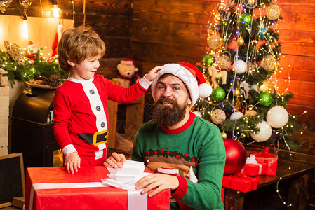 有礼物情感的圣诞节孩子幸福概念新年快乐圣诞内饰圣诞家庭有圣诞礼背景图片