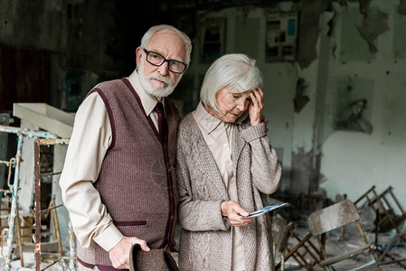 退休夫妇在被遗弃的学校里背景图片