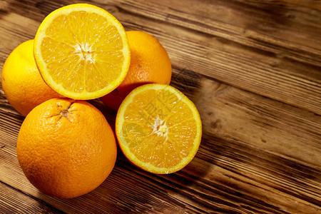 木桌上的新鲜橙子图片