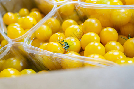 超市柜台上的黄色西红柿待售图片