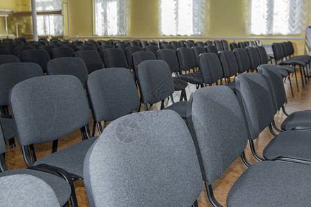 大厅里空着的椅子为观众服务图片