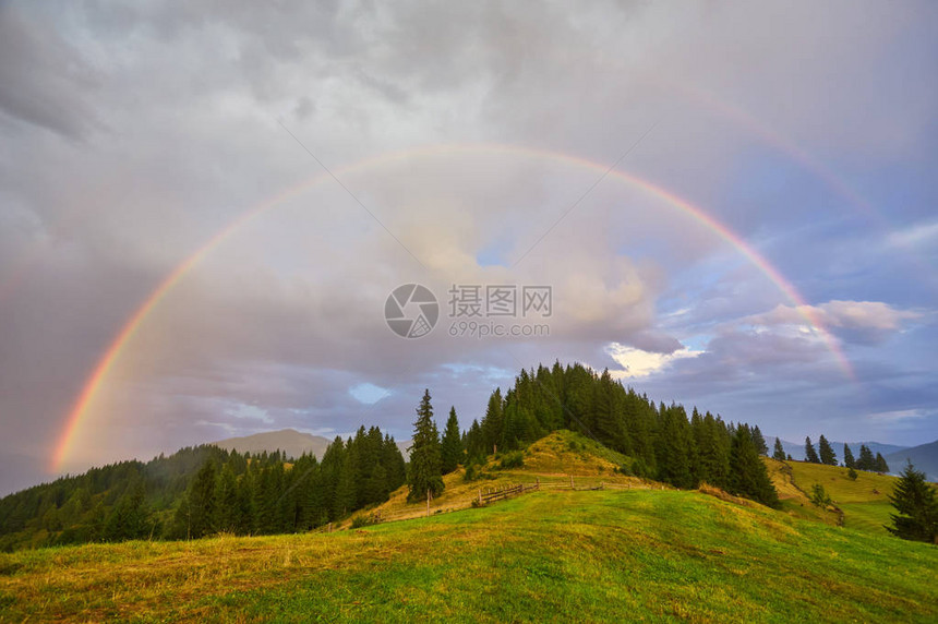 山谷雨后的彩虹和阳光图片