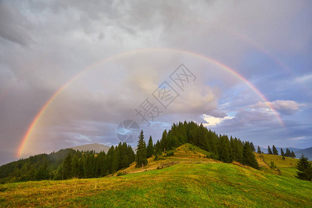 山谷雨后的彩虹和阳光图片