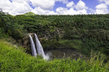 Wailua瀑布在美国夏威夷Kauai热带森林背景图片